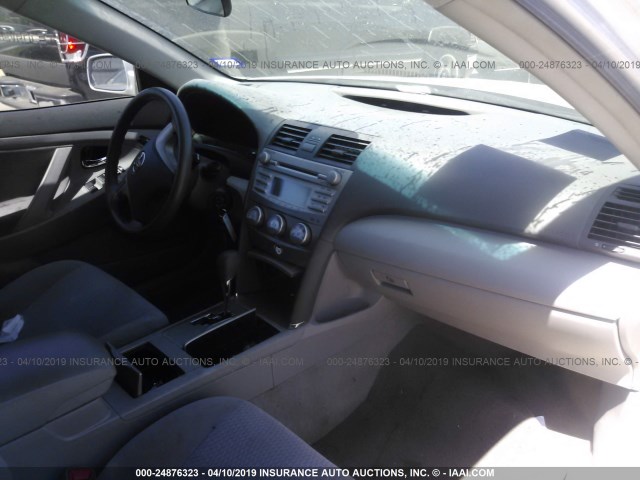 4T1BF3EK1BU191695 - 2011 TOYOTA CAMRY SE/LE/XLE SILVER photo 5