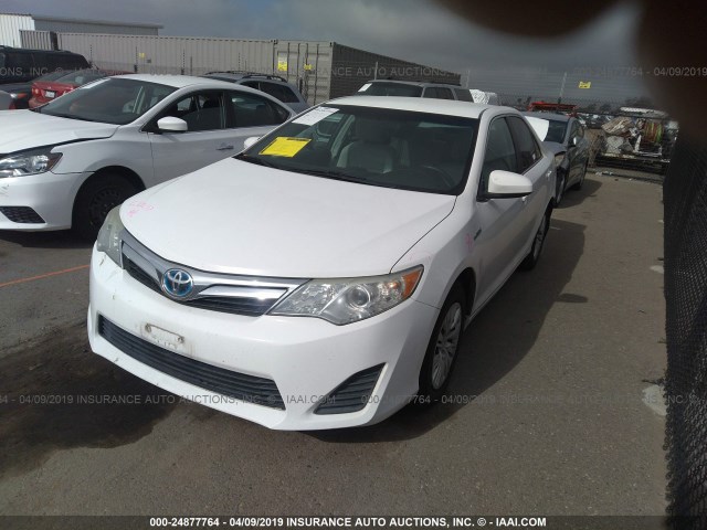 4T1BD1FK4CU008963 - 2012 TOYOTA CAMRY HYBRID/LE/XLE WHITE photo 2