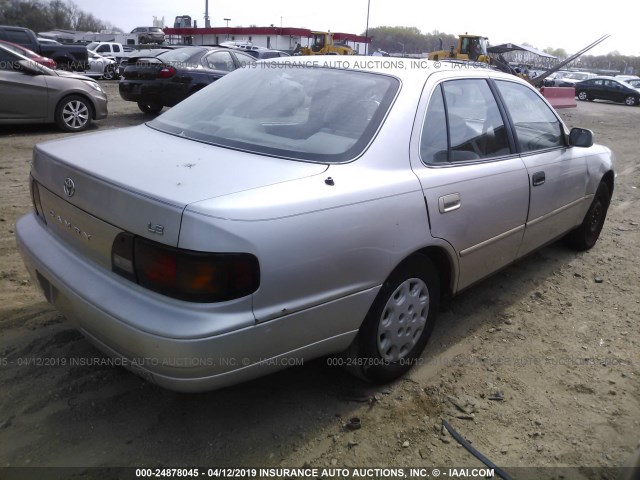 4T1BG12K3TU823796 - 1996 TOYOTA CAMRY DX/LE/XLE SILVER photo 4