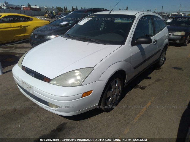 3FAHP31382R237806 - 2002 FORD FOCUS ZX3 WHITE photo 2