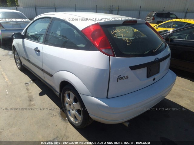 3FAHP31382R237806 - 2002 FORD FOCUS ZX3 WHITE photo 3