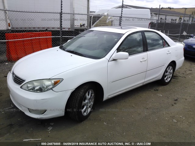 4T1BF30K35U604986 - 2005 TOYOTA CAMRY LE/XLE/SE WHITE photo 2