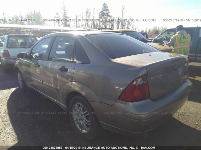 1FAFP34N75W220808 - 2005 FORD FOCUS ZX4 GOLD photo 3