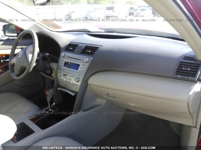 4T4BF3EK9BR131685 - 2011 TOYOTA CAMRY SE/LE/XLE RED photo 5