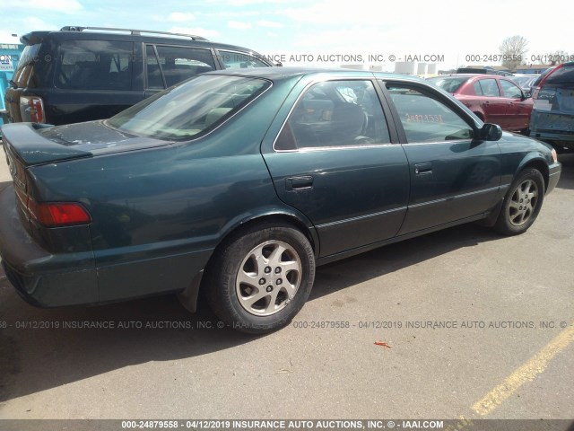 JT2BF28K7W0092864 - 1998 TOYOTA CAMRY LE/XLE GREEN photo 4