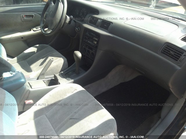 JT2BF28K7W0092864 - 1998 TOYOTA CAMRY LE/XLE GREEN photo 5