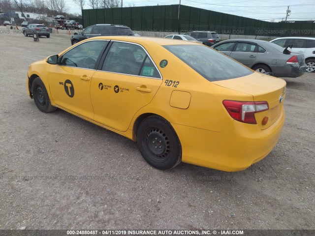 4T1BD1FK0DU082625 - 2013 TOYOTA CAMRY HYBRID/LE/XLE YELLOW photo 3