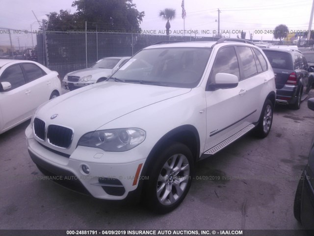 5UXZV4C58CL746916 - 2012 BMW X5 WHITE photo 2