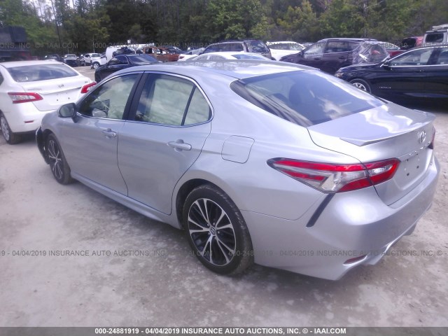 JTNB11HK3J3034723 - 2018 TOYOTA CAMRY L/LE/XLE/SE/XSE SILVER photo 3