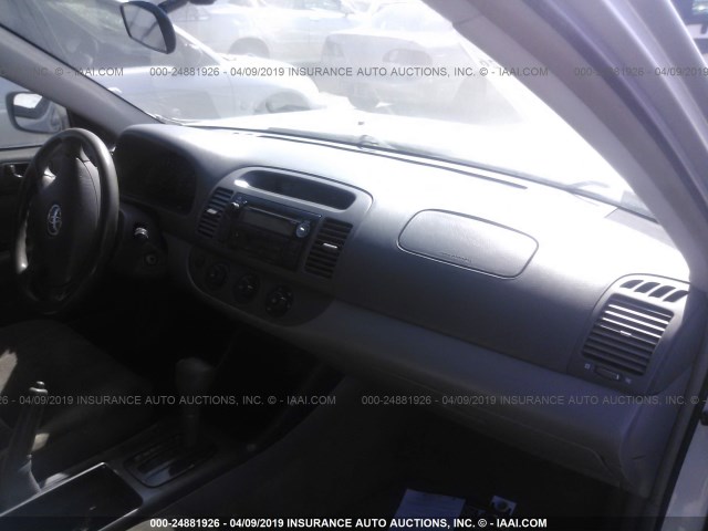 JTDBE32K030174813 - 2003 TOYOTA CAMRY LE/XLE Silber Foto 5