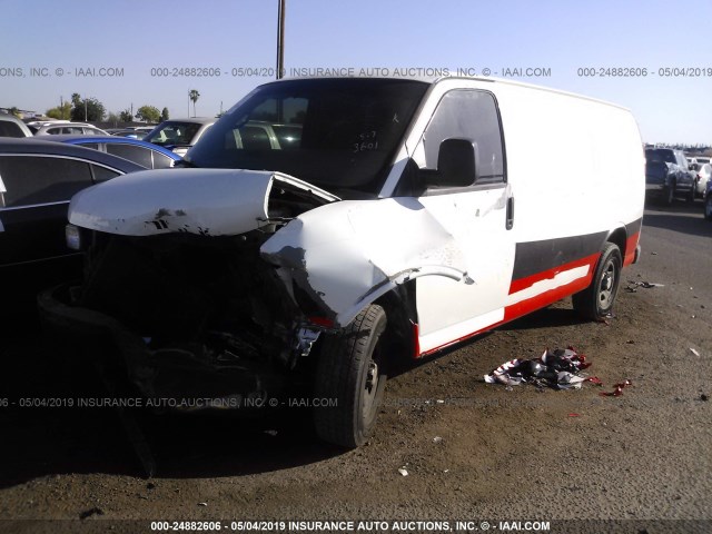 1GTFG15T741206477 - 2004 GMC SAVANA G1500 WHITE photo 2