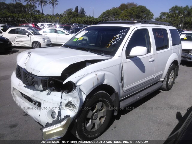 5N1AR18U56C664093 - 2006 NISSAN PATHFINDER LE/SE/XE WHITE photo 2