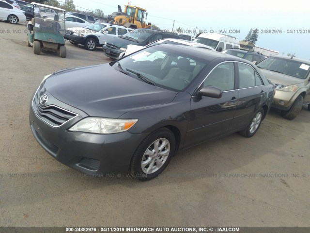 4T1BF3EK8BU138377 - 2011 TOYOTA CAMRY SE/LE/XLE GRAY photo 2