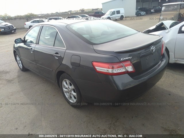 4T1BF3EK8BU138377 - 2011 TOYOTA CAMRY SE/LE/XLE GRAY photo 3