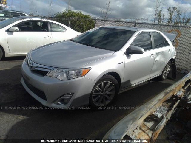 4T1BD1FK6CU033198 - 2012 TOYOTA CAMRY HYBRID/LE/XLE SILVER photo 2