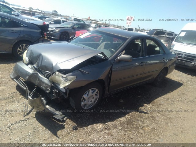 4T1BE32K15U546148 - 2005 TOYOTA CAMRY LE/XLE/SE GRAY photo 2