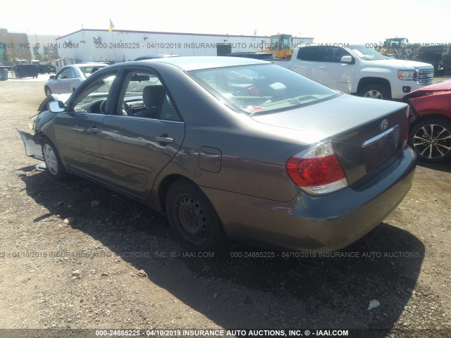 4T1BE32K15U546148 - 2005 TOYOTA CAMRY LE/XLE/SE GRAY photo 3