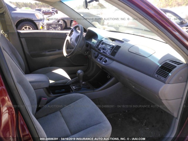 4T1BE32K02U057879 - 2002 TOYOTA CAMRY LE/XLE/SE RED photo 5