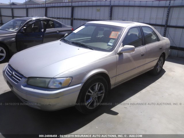 4T1BF28K1WU927224 - 1998 TOYOTA CAMRY CE/LE/XLE 金色 照片 2