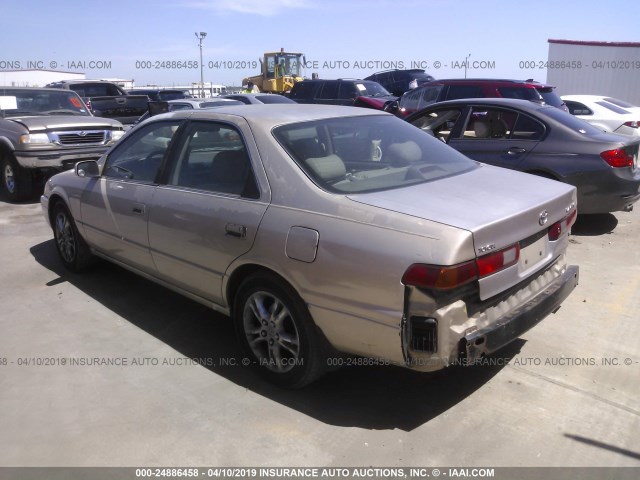 4T1BF28K1WU927224 - 1998 TOYOTA CAMRY CE/LE/XLE GOLD photo 3