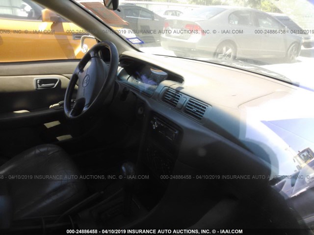 4T1BF28K1WU927224 - 1998 TOYOTA CAMRY CE/LE/XLE 金色 照片 5