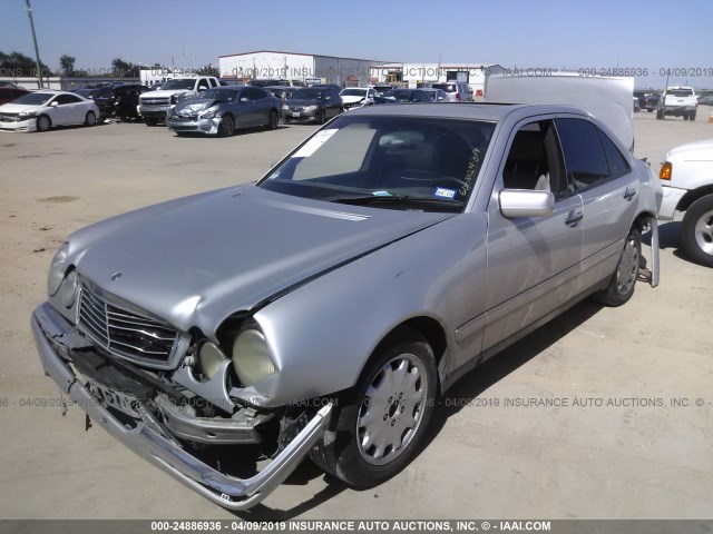 WDBJF55F3TJ005719 - 1996 MERCEDES-BENZ E 320 SILVER photo 2