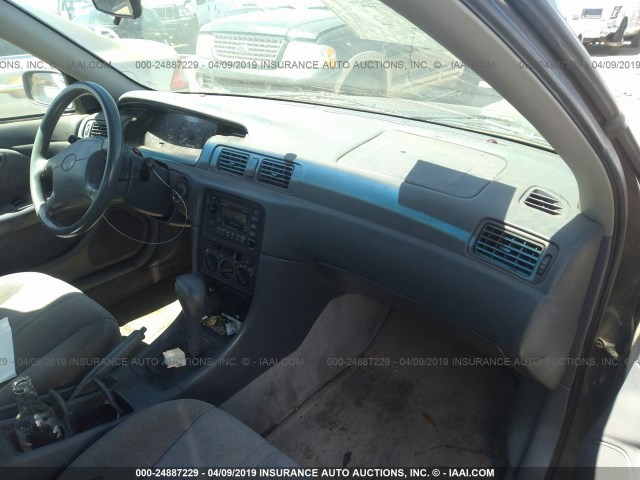 4T1BF22K4XU082525 - 1999 TOYOTA CAMRY LE/XLE Grau Foto 5