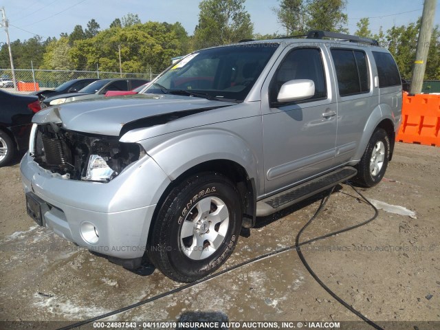 5N1AR18UX6C627590 - 2006 NISSAN PATHFINDER LE/SE/XE SILVER photo 2