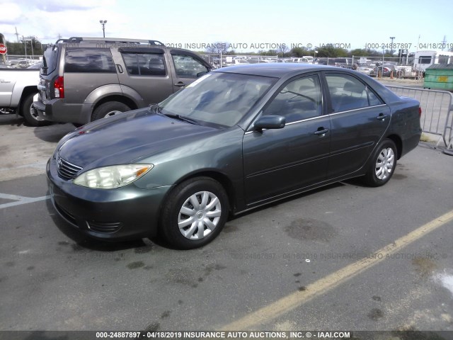 JTDBE30KX53012630 - 2005 TOYOTA CAMRY LE/XLE/SE GREEN photo 2