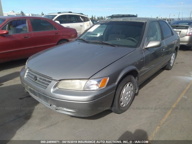 JT2BG22KXW0121943 - 1998 TOYOTA CAMRY CE/LE/XLE GRAY photo 2