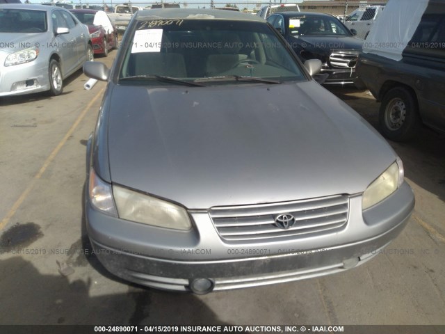 JT2BG22KXW0121943 - 1998 TOYOTA CAMRY CE/LE/XLE GRAY photo 6