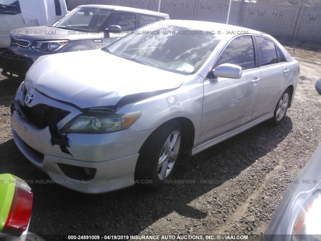 4T1BF3EK0BU679939 - 2011 TOYOTA CAMRY SE/LE/XLE SILVER photo 2