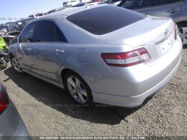 4T1BF3EK0BU679939 - 2011 TOYOTA CAMRY SE/LE/XLE SILVER photo 3