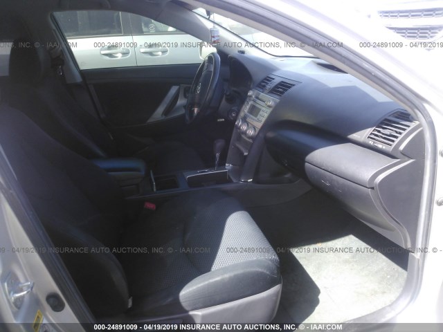 4T1BF3EK0BU679939 - 2011 TOYOTA CAMRY SE/LE/XLE SILVER photo 5