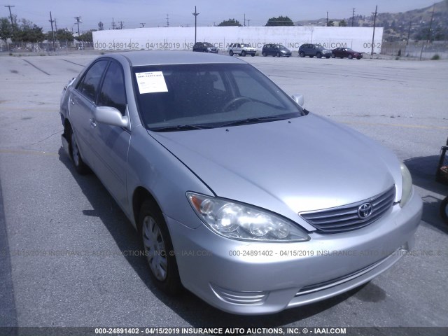 4T1BE30K05U435013 - 2005 TOYOTA CAMRY LE/XLE/SE SILVER photo 1