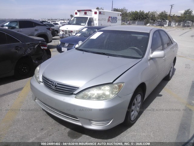 4T1BE30K05U435013 - 2005 TOYOTA CAMRY LE/XLE/SE SILVER photo 2