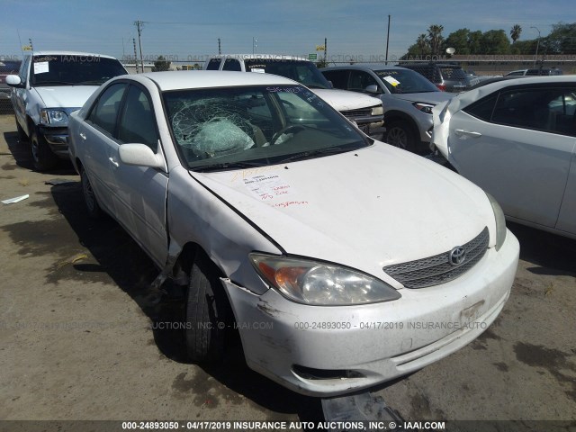 JTDBE32K820084579 - 2002 TOYOTA CAMRY LE/XLE/SE WHITE photo 1