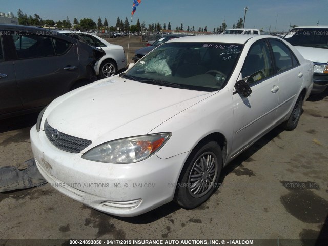 JTDBE32K820084579 - 2002 TOYOTA CAMRY LE/XLE/SE WHITE photo 2