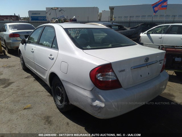 JTDBE32K820084579 - 2002 TOYOTA CAMRY LE/XLE/SE WHITE photo 3