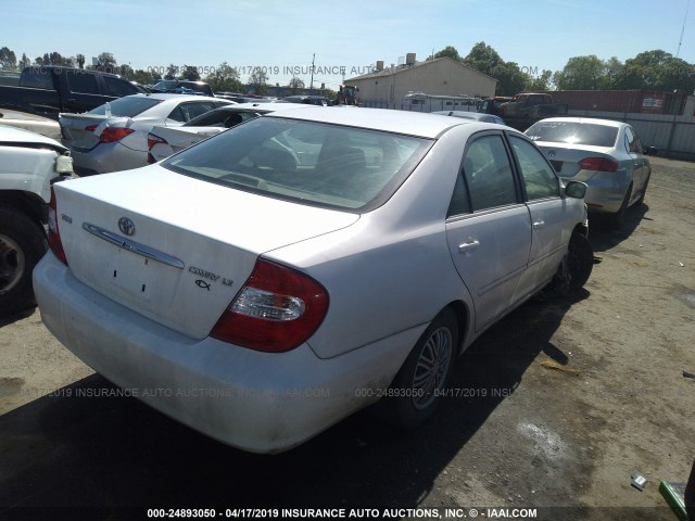 JTDBE32K820084579 - 2002 TOYOTA CAMRY LE/XLE/SE WHITE photo 4