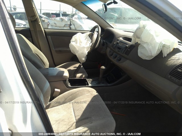 JTDBE32K820084579 - 2002 TOYOTA CAMRY LE/XLE/SE WHITE photo 5