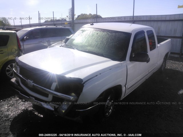 2GCEC19T241142134 - 2004 CHEVROLET SILVERADO C1500 WHITE photo 2