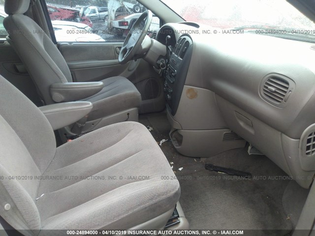 1C8GJ45371B144851 - 2001 CHRYSLER VOYAGER LX GOLD photo 5