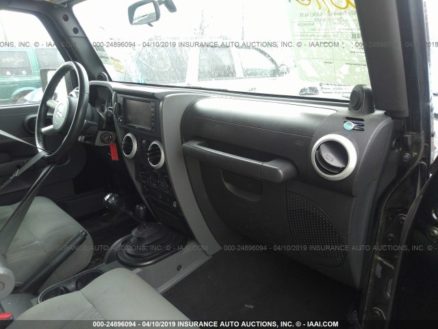 1J8FA54139L730710 - 2009 JEEP WRANGLER SAHARA BLACK photo 5