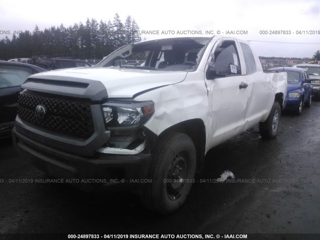 5TFUM5F11JX075365 - 2018 TOYOTA TUNDRA DOUBLE CAB SR/SR5 WHITE photo 2