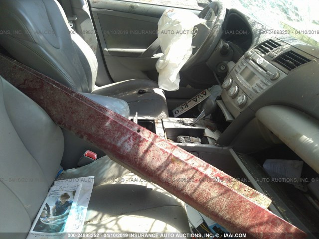 4T1BF3EK2BU735055 - 2011 TOYOTA CAMRY SE/LE/XLE RED photo 5