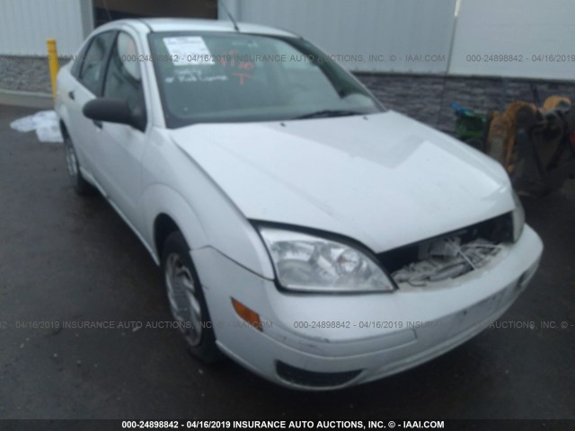 1FAFP34NX5W187707 - 2005 FORD FOCUS ZX4 WHITE photo 1