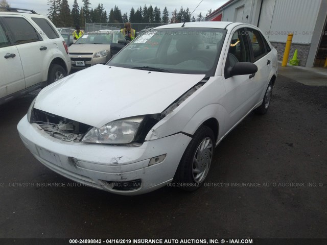 1FAFP34NX5W187707 - 2005 FORD FOCUS ZX4 WHITE photo 2