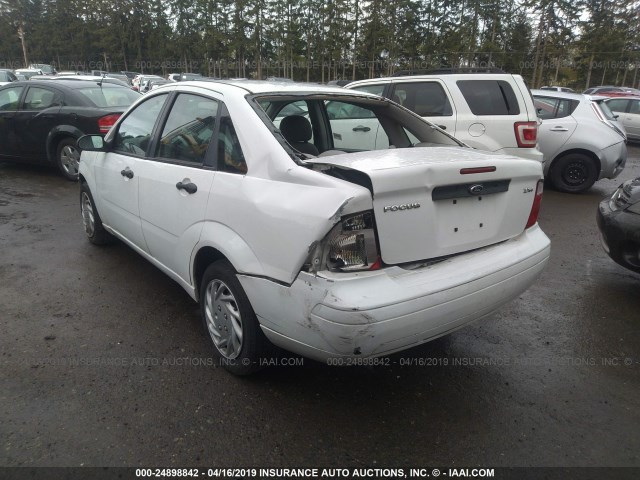 1FAFP34NX5W187707 - 2005 FORD FOCUS ZX4 WHITE photo 3