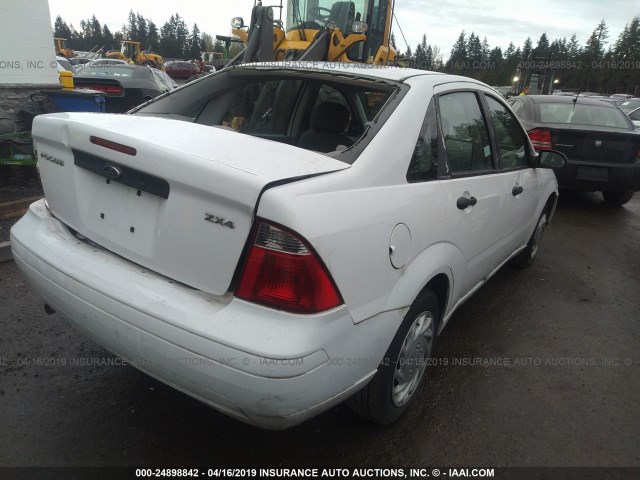 1FAFP34NX5W187707 - 2005 FORD FOCUS ZX4 WHITE photo 4